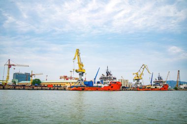 Konteynırları yüklemek için büyük bir vinç, burası Cai Mep Limanı ticaret endüstrisi için büyük liman, petrol çıkarma gemisi.