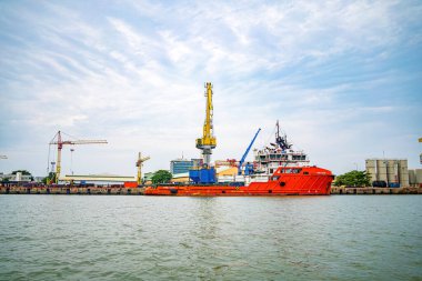 Konteynırları yüklemek için büyük bir vinç, burası Cai Mep Limanı ticaret endüstrisi için büyük liman, petrol çıkarma gemisi.