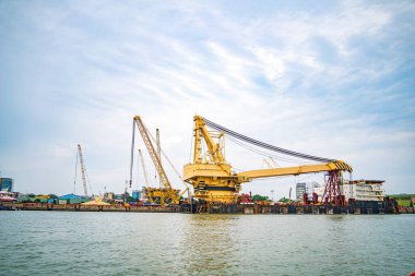 Konteynırları yüklemek için büyük bir vinç, burası Cai Mep Limanı ticaret endüstrisi için büyük liman, petrol çıkarma gemisi.