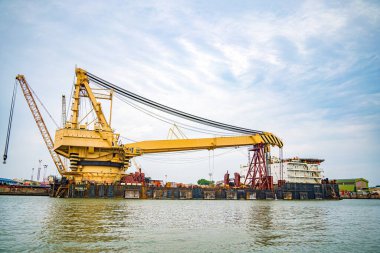 Konteynırları yüklemek için büyük bir vinç, burası Cai Mep Limanı ticaret endüstrisi için büyük liman, petrol çıkarma gemisi.