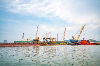 Konteynırları yüklemek için büyük bir vinç, burası Cai Mep Limanı ticaret endüstrisi için büyük liman, petrol çıkarma gemisi.