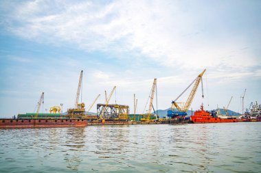 Konteynırları yüklemek için büyük bir vinç, burası Cai Mep Limanı ticaret endüstrisi için büyük liman, petrol çıkarma gemisi.
