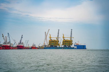 Konteynırları yüklemek için büyük bir vinç, burası Cai Mep Limanı ticaret endüstrisi için büyük liman, petrol çıkarma gemisi.