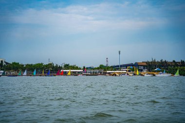 Konteynırları yüklemek için büyük bir vinç, burası Cai Mep Limanı ticaret endüstrisi için büyük liman, petrol çıkarma gemisi.