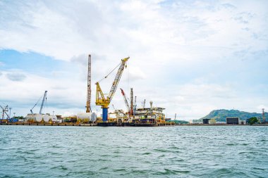 Konteynırları yüklemek için büyük bir vinç, burası Cai Mep Limanı ticaret endüstrisi için büyük liman, petrol çıkarma gemisi.