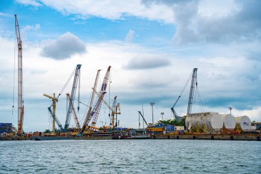 Konteynırları yüklemek için büyük bir vinç, burası Cai Mep Limanı ticaret endüstrisi için büyük liman, petrol çıkarma gemisi.