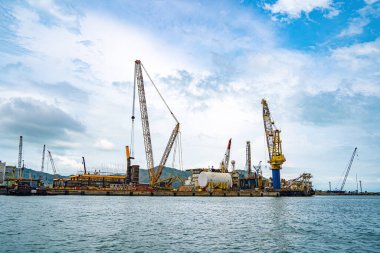 Konteynırları yüklemek için büyük bir vinç, burası Cai Mep Limanı ticaret endüstrisi için büyük liman, petrol çıkarma gemisi.