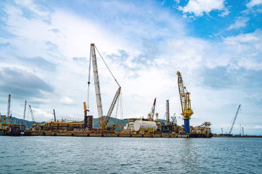 Konteynırları yüklemek için büyük bir vinç, burası Cai Mep Limanı ticaret endüstrisi için büyük liman, petrol çıkarma gemisi.