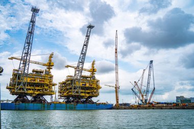 Konteynırları yüklemek için büyük bir vinç, burası Cai Mep Limanı ticaret endüstrisi için büyük liman, petrol çıkarma gemisi.
