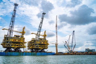 Konteynırları yüklemek için büyük bir vinç, burası Cai Mep Limanı ticaret endüstrisi için büyük liman, petrol çıkarma gemisi.