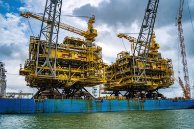 Konteynırları yüklemek için büyük bir vinç, burası Cai Mep Limanı ticaret endüstrisi için büyük liman, petrol çıkarma gemisi.