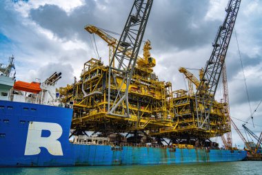 Konteynırları yüklemek için büyük bir vinç, burası Cai Mep Limanı ticaret endüstrisi için büyük liman, petrol çıkarma gemisi.