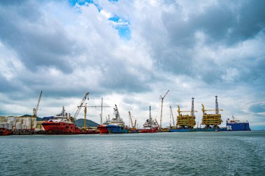 Konteynırları yüklemek için büyük bir vinç, burası Cai Mep Limanı ticaret endüstrisi için büyük liman, petrol çıkarma gemisi.
