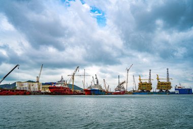Konteynırları yüklemek için büyük bir vinç, burası Cai Mep Limanı ticaret endüstrisi için büyük liman, petrol çıkarma gemisi.
