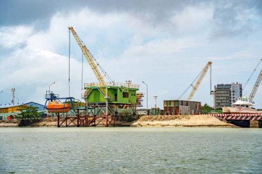 Konteynırları yüklemek için büyük bir vinç, burası Cai Mep Limanı ticaret endüstrisi için büyük liman, petrol çıkarma gemisi.