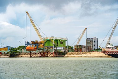 Konteynırları yüklemek için büyük bir vinç, burası Cai Mep Limanı ticaret endüstrisi için büyük liman, petrol çıkarma gemisi.