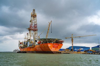 Konteynırları yüklemek için büyük bir vinç, burası Cai Mep Limanı ticaret endüstrisi için büyük liman, petrol çıkarma gemisi.