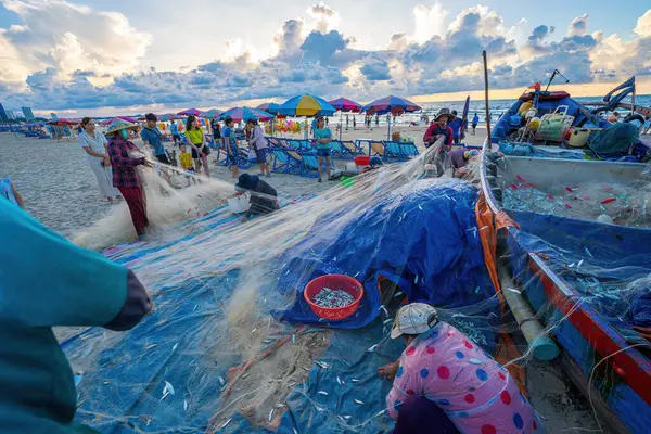 Vung Tau Vietnam Mayo 2023 Pescador Lanzando Red Amanecer Atardecer — Foto de Stock