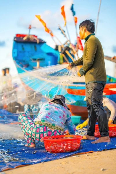 때나해질 그물을 던지는 어부들을 뒤에서 내려다 전통적 어부들 그물을 만든다 — 스톡 사진