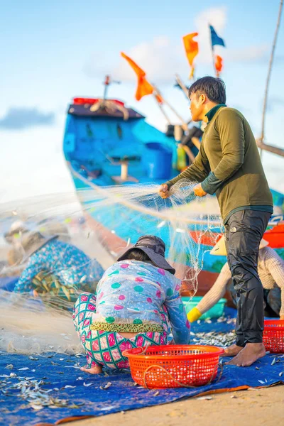 Vista Trasera Pescador Lanzando Red Amanecer Atardecer Los Pescadores Tradicionales — Foto de Stock
