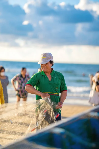 Vung Tau Vietnam Květen 2023 Rybář Vrhá Svou Síť Při — Stock fotografie