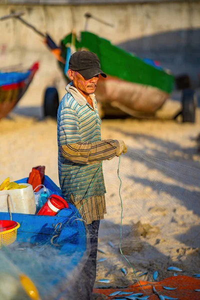 Vung Tau Vietnam Maio 2023 Pescador Lançando Sua Rede Nascer — Fotografia de Stock