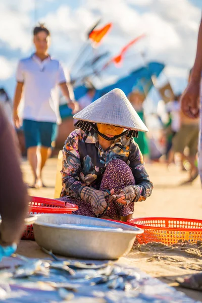 Los Pescadores Recogen Peces Del Suelo Vieja Mujer Usando Sombrero — Foto de Stock