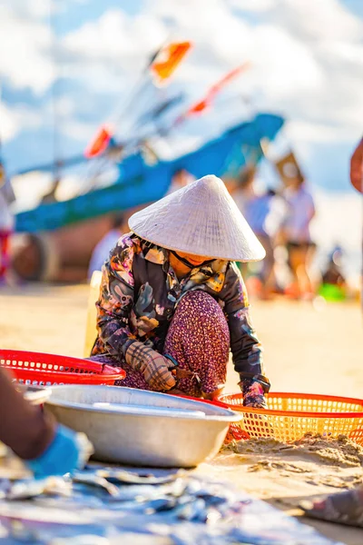 Los Pescadores Recogen Peces Del Suelo Vieja Mujer Usando Sombrero — Foto de Stock
