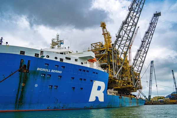 大型船用起重机装载集装箱 这是开门港的大型贸易服务港 采油船 — 图库照片