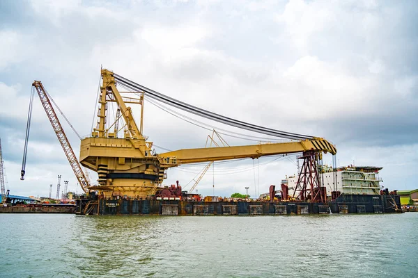 大型船用起重机装载集装箱 这是开门港的大型贸易服务港 采油船 — 图库照片