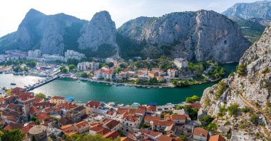Hırvatistan 'ın Dalmaçya bölgesindeki Omis kasabasındaki Cetina Nehri manzarası