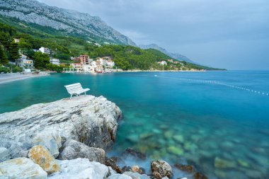 Hırvatistan 'ın Dalmaçya kentindeki Makarska Rivierası hakkında Brela' da akşam