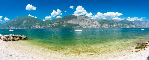 Pláž Jezera Garda Itálii — Stock fotografie