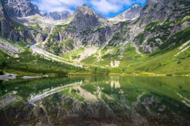 Slovakya 'daki Tatra dağlarında Zelene Pleso dağı
