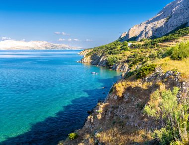 Hırvatistan 'ın Bosana kentindeki Pag adasının kıyısında manzara