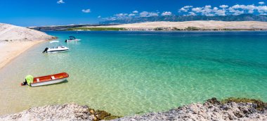 Hırvatistan 'ın Pag adasındaki cennet plajında panoramik manzara