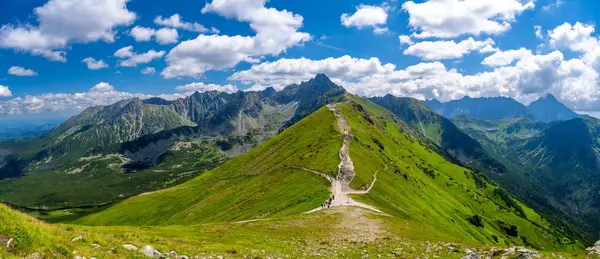 Polonya 'da yaz boyunca Tatra dağlarının inanılmaz manzarası