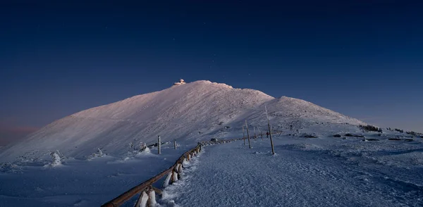 冬季黄昏时分在巨人山中的斯涅兹卡山 免版税图库照片