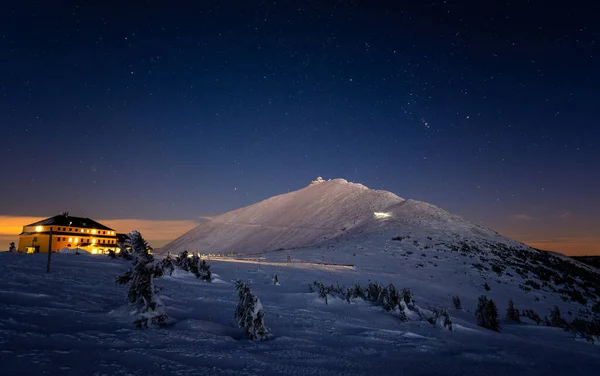 Vista Montaña Sniezka Por Noche Con Estrellas Cielo Montañas Gigantes Fotos De Stock Sin Royalties Gratis