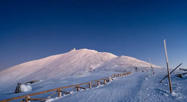 冬季黄昏时分在巨人山中的斯涅兹卡山 免版税图库图片