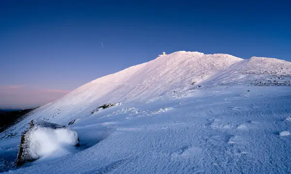 冬季黄昏时分在巨人山中的斯涅兹卡山 图库照片