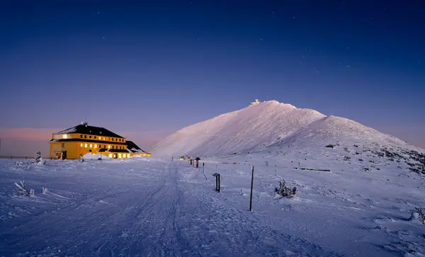 Sniezka Berg Skymningen Vintern Jättefjällen Royaltyfria Stockbilder