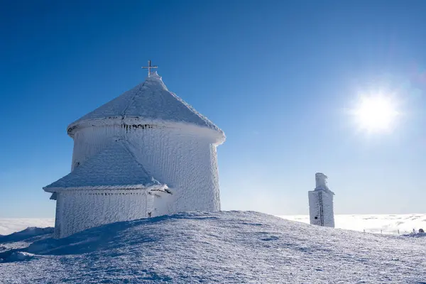 阳光明媚的冬季 巨人山脉的斯涅兹卡山顶 图库照片