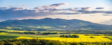Polonya 'daki Kaczawskie Dağları' nda bahar geldi.