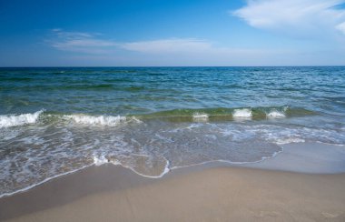 Polonya 'nın Hel yarımadasındaki Baltık Denizi' nde kumlu plaj