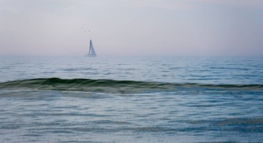 Polonya 'daki Hel yarımadasında dalgalı Baltık denizinde yelkenli.
