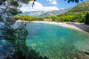 Karadağ 'ın Budva Riviera kıyısındaki Sveti Stefan yakınlarındaki Milocer plajı manzarası