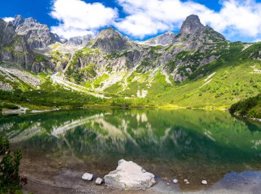 Slovakya 'daki Tatra dağlarındaki Zelene pleso gölünün manzarası
