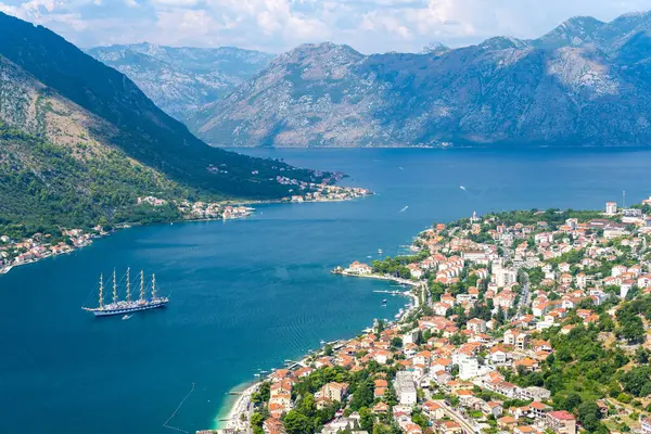 Kotor Koyu'ndaki Karadağ görüntüleyin