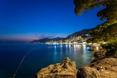 Hırvatistan 'ın Dalmaçya bölgesindeki Makarska Rivierası üzerine Brela' ya gece görüşü